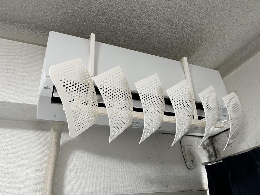 Umillion エアコン 風除け エアコン風よけカバー 上下左右風向調整板 風向き縦横180°調整 6枚ルーバー設計