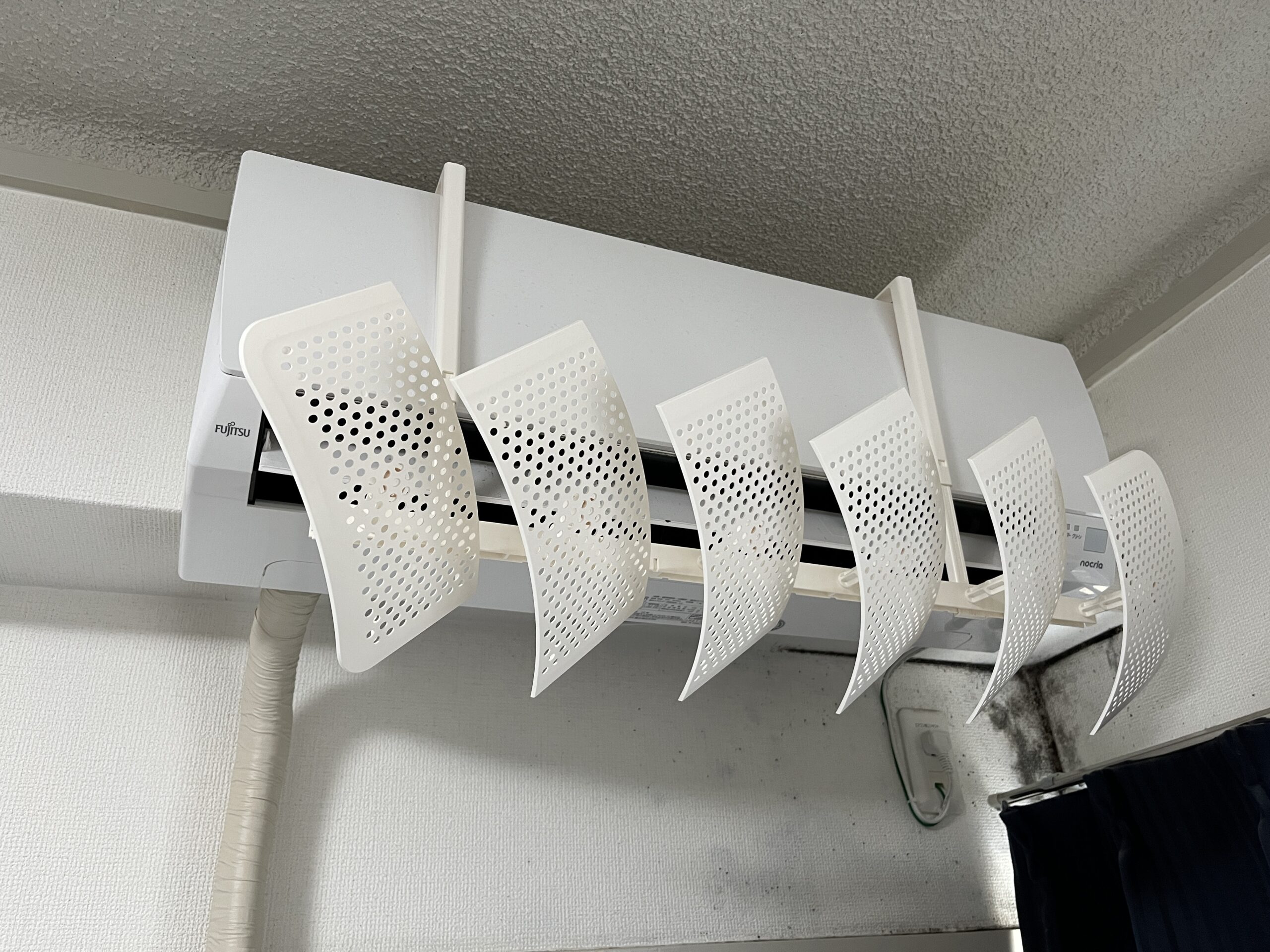 Umillion エアコン 風除け エアコン風よけカバー 上下左右風向調整板 風向き縦横180°調整 6枚ルーバー設計